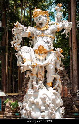 Statue des Affenkönigs, hinduistische Religion und Mythologie. Affenwald, Bali, Indonesien. Stockfoto