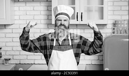 Lustige Koch mit Bart kochen. Bartmann und Schnurrbart tragen Lätzchen Schürze. Stockfoto