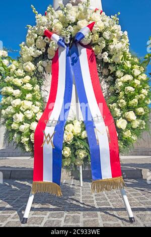 Amsterdam, Niederlande - 5. Mai 2020: Kranz von König Willem Alexander und Königin Maxima aus den Niederlanden am Nationaldenkmal anlässlich der Stockfoto
