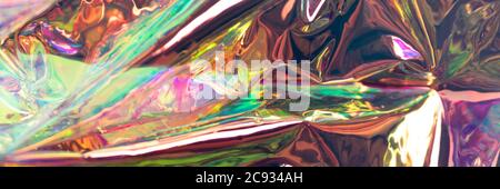 Schillernde, unscharfe holografische Textur. Neonfarbene Folie zerknittert Material. Stockfoto