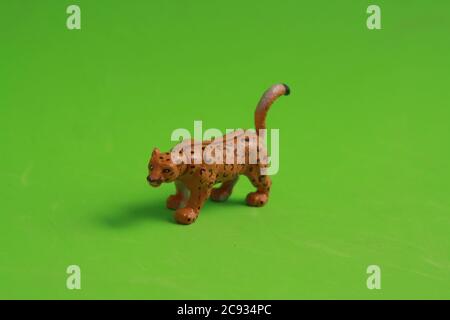 Gummi Leopard Spielzeug isoliert auf grünem Hintergrund Stockfoto