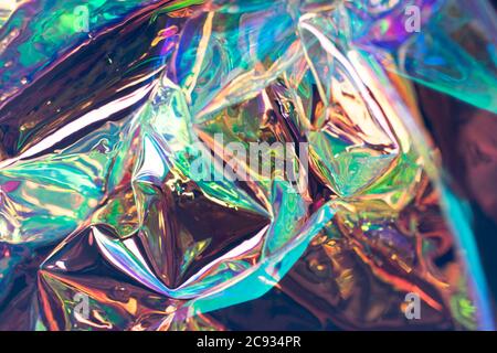 Bunt verschwommener holographischer Hintergrund. Zerknittert flüssige Folie Textur. Weicher Fokus Perlmutt psychedelischen Hintergrund. Stockfoto