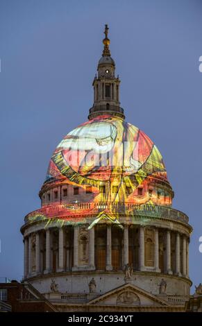 Detail der Kuppel mit Beleuchtung, die William Blakes Ancient of Days darstellt. St. Paul's Cathedral, London, Großbritannien. Architekt: Sir Christophe Stockfoto