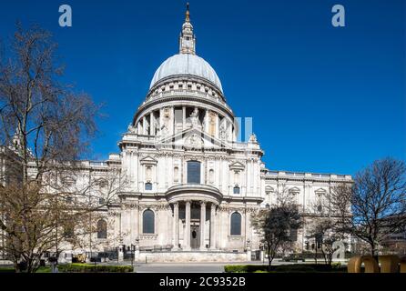 Nahe axiale Ansicht der Südaufhebung von Str. Paul in vollem Sonnenlicht. Blauer Himmel, aufgenommen während der Lockdown von Covid 19. St. Paul's Cathedral, London, Unite Stockfoto