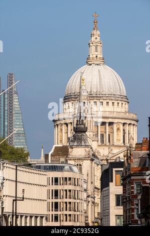 Blick von der Fleet Street nach Osten, dies ist ein geschützter Blick auf St. Paul's. Spire des heiligen Martin Ludgate vor dem Nordwest-Turm, links Stockfoto