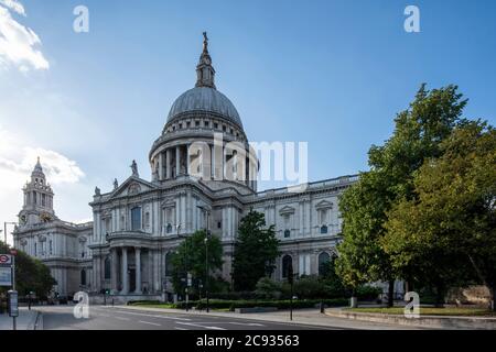 Schräge Aussicht auf die ganze Kathedrale im Schatten, Blick nordwestlich von Cannon Street. Blauer Himmel, aufgenommen während der Lockdown von Covid 19. St. Paul’s Cathedral, Stockfoto