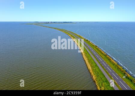 Luftaufnahme vom Deich nach Marken am IJsselmeer in den Niederlanden Stockfoto