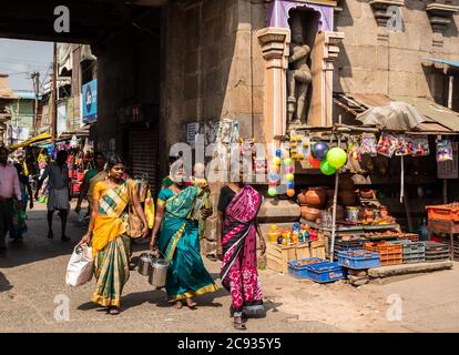 Trichy, Tamil Nadu, Indien - Februar 2020: Indische Frauen in bunten Saris zu Fuß in den Marktstraßen rund um den alten Ranganathaswamy Tempel in S Stockfoto