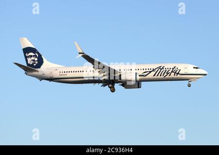 Alaska Airlines Boeing 737-900 mit Scimitar-Winglets am Flughafen Los Angeles LAX. Flugzeug mit Alaskas alter Lackierung. Flugzeug N413AS. Stockfoto