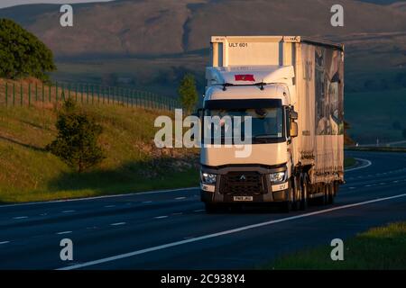 Renault Lieferwagen mit Dragfoiler fahren entlang einer A Road In Schottland Stockfoto