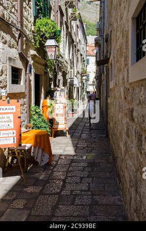 Touristen auf den Straßen der Altstadt Dubrovnik Stockfoto