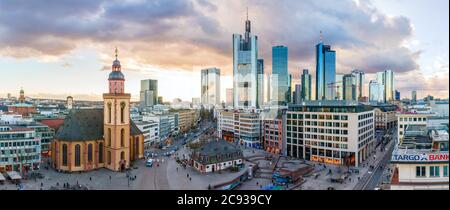 Stadtzentrum Frankfurt. Luftpanorama auf den Hauptwache-Platz mit der Katharinenkirche und den Wolkenkratzern des Bankenviertels. Deutschland. Stockfoto