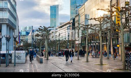 Frankfurt am Main. Blick auf die Zeil, eine große Einkaufsstraße und Teil der Frankfurter Innenstadt. Deutschland. Stockfoto