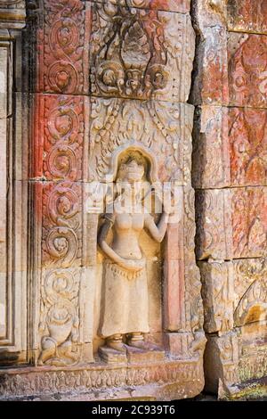 Flachrelief / Flachrelief Skulptur der Frau im Angkor Wat, Tempelkomplex dem gott Vishnu für das Khmer Reich gewidmet, Siem Reap, Kambodscha Stockfoto