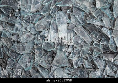 Nahaufnahme von zerbrochenen Glasstücken Stockfoto