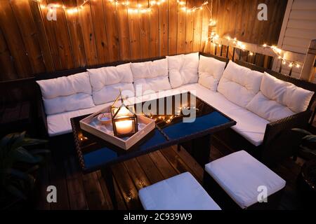 Wunderschönes Design der Terrassenlounge, die mit Lichtern dekoriert ist Stockfoto