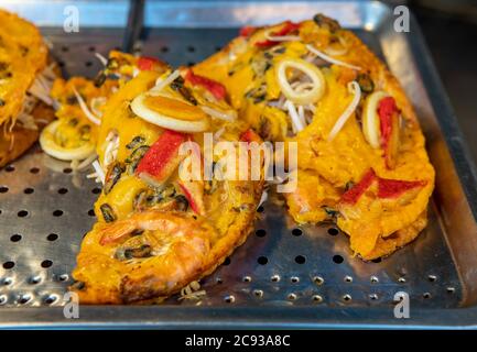 Asiatische Meeresfrüchte Ei Omelette Street Food in Nord-Thailand Stockfoto