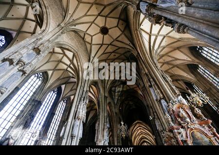 Wien, Österreich - 29. Mai 2017 - Architekturdetail des Stephansdoms in Wien, Österreich. Seine aktuelle romanische und gotische Form heute gesehen, s Stockfoto
