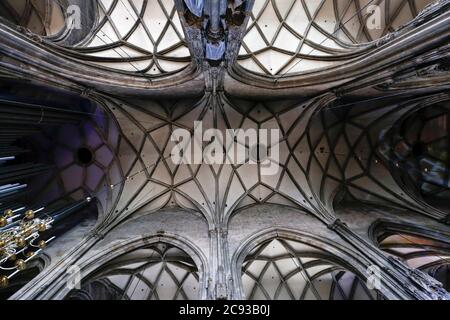 Wien, Österreich - 29. Mai 2017 - Architekturdetail des Stephansdoms in Wien, Österreich. Seine aktuelle romanische und gotische Form heute gesehen, s Stockfoto