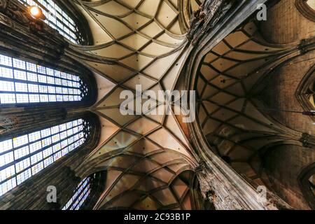 Wien, Österreich - 29. Mai 2017 - Architekturdetail des Stephansdoms in Wien, Österreich. Seine aktuelle romanische und gotische Form heute gesehen, s Stockfoto