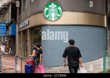 Hongkong, China. Juli 2020. Fußgänger gehen an der amerikanischen multinationalen Kette Starbucks Coffee vorbei, einem Geschäft in Hongkong. Kredit: SOPA Images Limited/Alamy Live Nachrichten Stockfoto