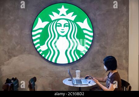 Hongkong, China. Juli 2020. Ein Gast sitzt in einem amerikanischen multinationalen Starbucks Coffee Store und Logo in Hongkong. Kredit: SOPA Images Limited/Alamy Live Nachrichten Stockfoto