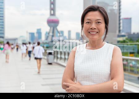 Asiatische Geschäftsfrau mittleren Alters Frau Stockfoto