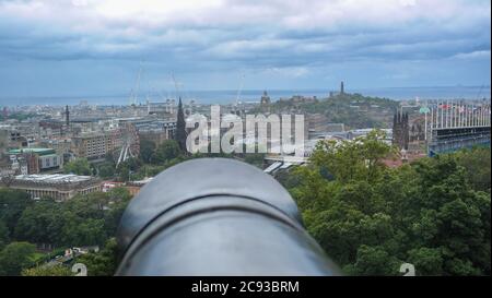 Eine Kanone zielt von Edinburgh aus auf die Stadt Edinburgh Burg Stockfoto