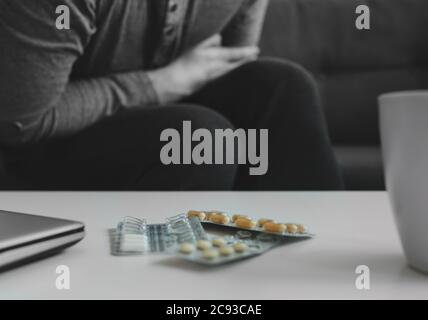 Mann, der zu Hause an Magenschmerzen leidet. Stockfoto