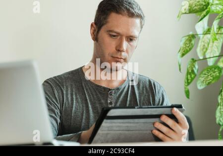 Mann, der im Büro einen Tablet-pc verwendet. Stockfoto