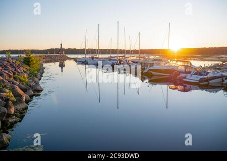 Große Anzahl von Booten und Schiffen, die an der Pier festgemacht Stockfoto