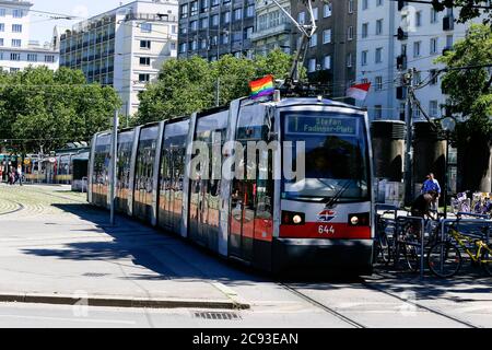 Wien, Österreich - 28. - 2017. Mai - elektrische öffentliche Straßenbahn in der Innenstadt von Wien, Österreich Stockfoto