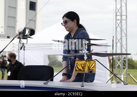 Cape Canaveral, Usa. Juli 2020. Teenager, Vaneeza Rupani ist vor Ort, um die Einführung des Mars 2020 Rover und Mars Hubschrauber im Kennedy Space Center, Florida am Dienstag, 28. Juli 2020. Veneza nannte die Drohne "Ingenuity". Die Raumsonde ist für den Mars bestimmt und soll im Februar 2021 auf dem Roten Planeten ankommen. Foto von Joe Marino/UPI Kredit: UPI/Alamy Live Nachrichten Stockfoto