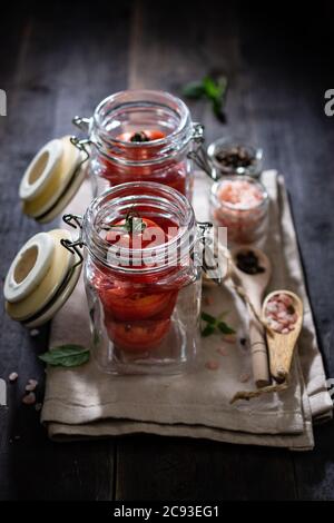 Tomatensalat in Gläsern.EIN süßer natürlicher Gemüsesnack.gesunde Ernährung und Trinken. Stockfoto