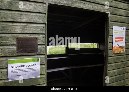 Calvert, Großbritannien. Juli 2020. 27 Ein Hinweis darauf, dass ein Vogelschutzgebiet im Calvert Jubilee Nature Reserve gemäß den Richtlinien der Regierung geschlossen wird, um die Ausbreitung des Coronavirus zu begrenzen (COVID-19). Kredit: Mark Kerrison/Alamy Live Nachrichten Stockfoto