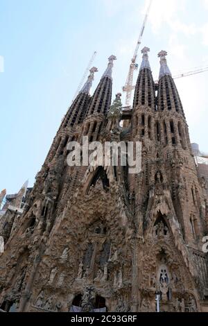 Barcelona, Katalonien - 25. Mai 2014 - Kathedrale La Sagrada Familia, entworfen von Antoni Gaudi, in Barcelona. Mit Baukräne, die hinter sich hingen Stockfoto