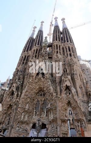 Barcelona, Katalonien - 25. Mai 2014 - Kathedrale La Sagrada Familia, entworfen von Antoni Gaudi, in Barcelona. Mit Baukräne, die hinter sich hingen Stockfoto