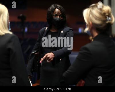 Der Vertreter der Vereinigten Staaten, Val Demings (Demokrat von Florida), Mitte, spricht mit Kollegen vor Beginn einer Anhörung, in der US-Generalstaatsanwalt William Barr vor dem Justizausschuss des Repräsentantenhauses im Kongressauditorium im Besucherzentrum des US-Kapitols am 28. Juli 2020 in Washington, DC Aussagen wird. In seiner ersten Aussage des Kongresses seit mehr als einem Jahr wird Barr voraussichtlich Fragen des Ausschusses über seine Entsendung von Strafverfolgungsbehörden in Portland, Oregon, und anderen Städten als Reaktion auf Proteste in Black Lives Matter und seine Rolle bei der Verwendung von Bundesagenten stellen Stockfoto