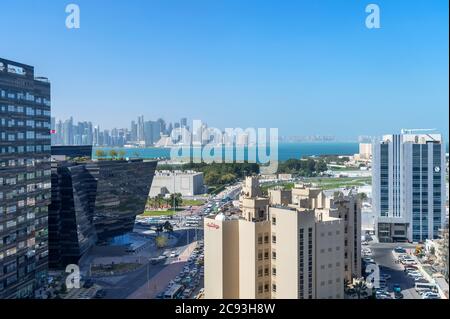 Die Skyline des West Bay Central Business District vom DoubleTree by Hilton Hotel Doha - Old Town, Doha, Katar, Mittlerer Osten Stockfoto