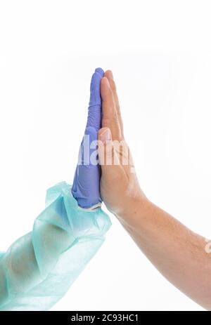 Die Hand des Arztes reicht zur Hand des Patienten - die Hand des Arztes Bemühungen bei der Behandlung von Covid-19-Patienten Stockfoto