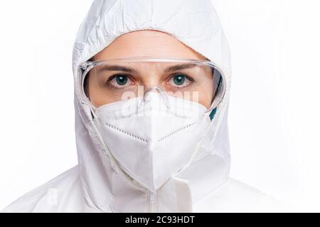 Junge Ärztin trägt eine schützende medizinische Uniform tun ein Injektion an einen Covid-19-Patienten Stockfoto