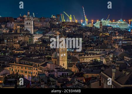 Luftaufnahme von Genua, Ligurien, Italien bei Nacht Blick auf den Hafen und beleuchtete Schiffe und Kraniche im Hintergrund Stockfoto