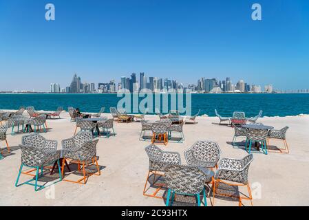 Das MIA Park Cafe im MIA Park mit der Skyline des West Bay Central Business District dahinter, Doha, Katar, Mittlerer Osten Stockfoto