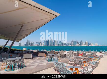 Das MIA Park Cafe im MIA Park mit der Skyline des West Bay Central Business District dahinter, Doha, Katar, Mittlerer Osten Stockfoto