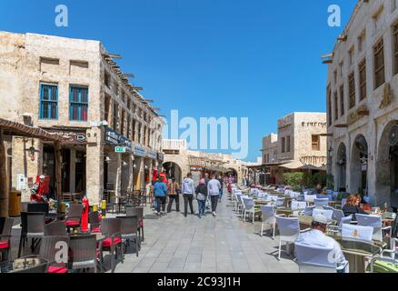 Cafés und Restaurants in Souq Waqif, Doha, Katar, Mittlerer Osten Stockfoto