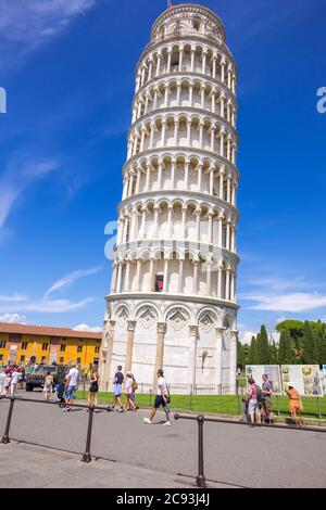 Pisa, Italien - 14. August 2019: Große Gruppe von Touristen vor dem Schiefen Turm von Pisa, Region der Toskana, Italien Stockfoto