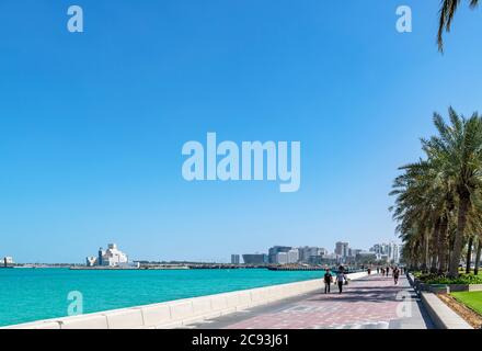 Die Corniche Blick auf das Museum für Islamische Kunst, Doha, Katar, Naher Osten Stockfoto