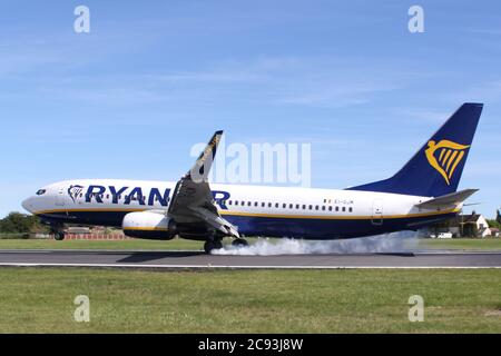 Ryanair Boeing 737-8AS landet auf der neuen gerillten Start- und Landebahn-Oberfläche am Flughafen London Southend, um die Bremswirkung zu verbessern Stockfoto