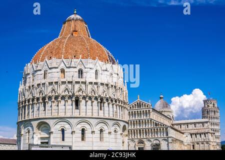 Pisa, Italien - 14. August 2019: Blick auf das Baptisterium und die Kathedrale mit dem Schiefen Turm von Pisa auf der Piazza dei Miracoli von Pisa, Region der Toskana Stockfoto