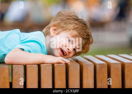 Kleiner Junge von zwei Jahren spielt im Sommer in einer Kinderstadt. Kinderlebensstil Stockfoto